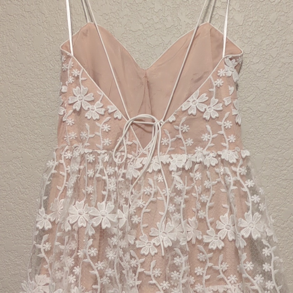 Endless Rose nude white floral sleeveless lace tiered backless midi dress - Picture 10 of 13